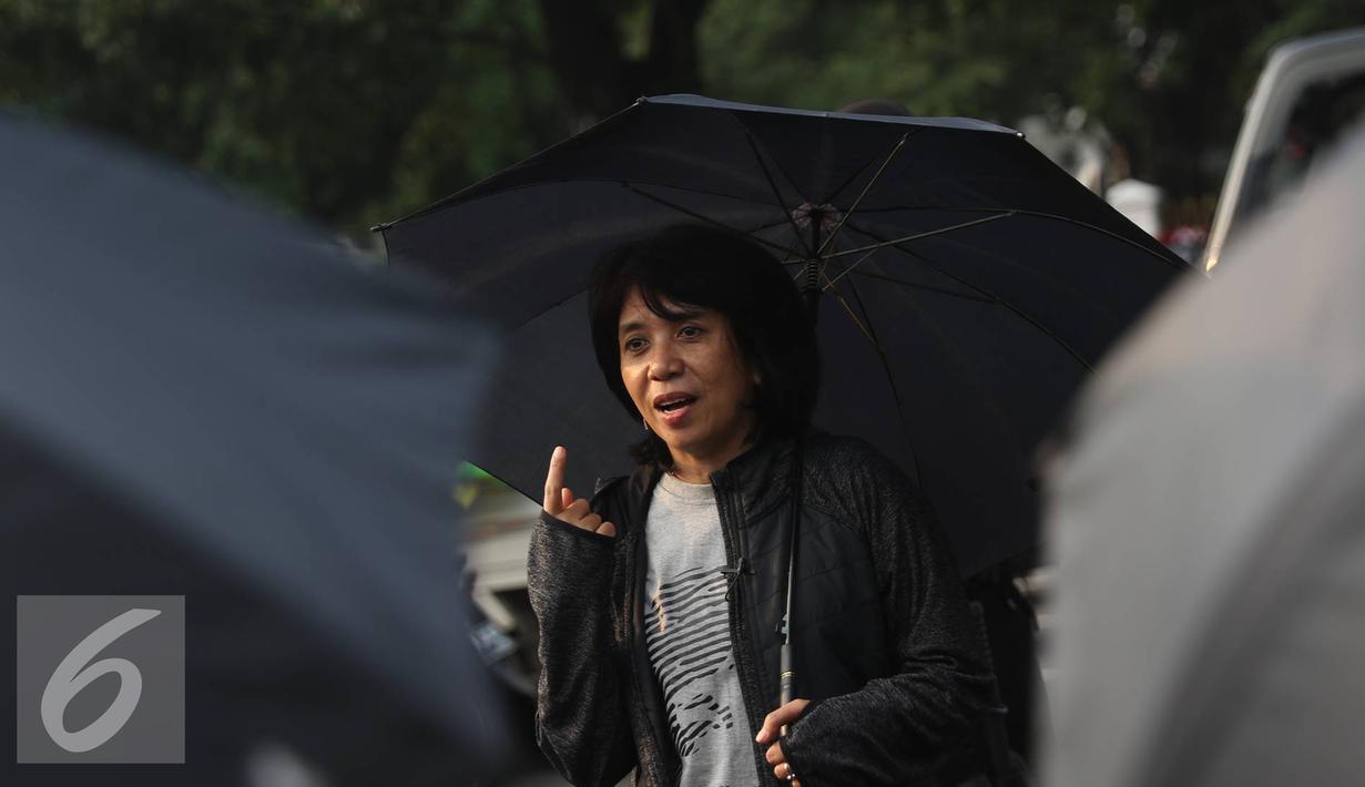 Istri aktivis Munir, Suciwati menggelar aksi Kamisan di depan Istana Merdeka, Jakarta, Kamis (8/9). Dalam aksi yang ke-458 tersebut, mereka kembali meminta penyelesaian serta kejelasan kasus pelanggaran HAM di masa lalu. (Liputan6.com/Immanuel Antonius)