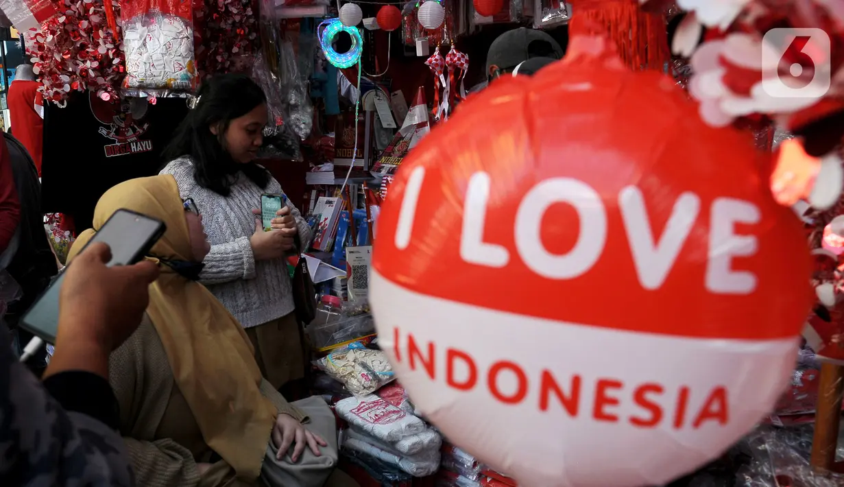 Warga memilih ragam jenis aksesoris HUT ke-78 RI di Pasar Jatinegara, Jakarta, Selasa (1/8/2023). (merdeka.com/Imam Buhori)
