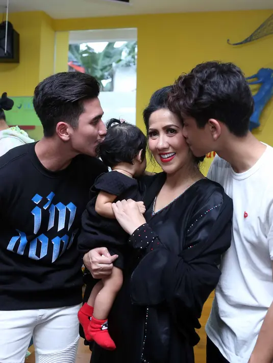 “Biasanya mama teriak-teriak, kok ini diem saja. Terus aku gedor-gedor saja. Pas dibuka pintunya, ya ya sudah ucapin happy birthday," tambahnya. (Nurwahyunan/Bintang.com)