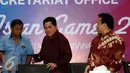 Ketua KOI, Erick Thohir (tengah) bersiap memberikan keterangan di gedung KOI, Jakarta, Jumat (15/1/2016). Erick berharap olahraga di Indonesia tetap terus berjalan dan tidak terpengaruh apapun. (Liputan6.com/Helmi Fithriansyah)