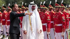Presiden Joko Widodo (Jokowi)  bersama Putra Mahkota Abu Dhabi, Sheikh Mohamed Bin Zayed Al Nahyan memeriksa pasukan saat kunjungan kenegaraan di Istana Bogor, Kamis (24/7/2019). Keduanya menggelar pertemuan bilateral guna membahas sejumlah kerja sama. (Willy Kurniawan/Pool Photo via AP)