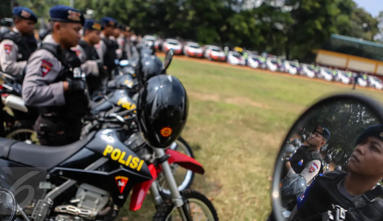 Suasana apel personel Polda Metro Jaya di Lapangan Banteng, Jakarta, Minggu (2/8/2015). Apel tersebut terkait persiapan konferensi organisasi kepala kepolisian ASEAN (ASEANAPOL) ke-35 dan Indonesia ditunjuk sebagai tuan rumah. (Liputan6.com/Faizal Fanani)