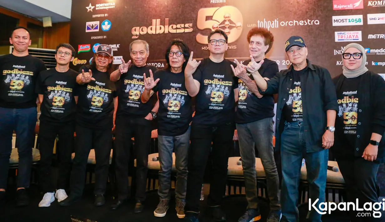 Grup yang diawaki Achmad Albar (vocal), Ian Antono (gitar), Donny Fattah (bass), Abadi Soesman (keyboard), dan Fajar Satritama (drum), baru saja menggelar jumpa pers jelang konser yang akan berlangsung pada 10 November mendatang. [Foto: KapanLagi.com/Muhammad Akrom Sukarya]