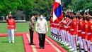 Presiden Indonesia Joko Widodo atau Jokowi (kedua kiri) menyambut Presiden Filipina Ferdinand Marcos Jr (kanan) setibanya di Istana Kepresidenan Bogor, Bogor, Jawa Barat, Senin (5/9/2022). Ferdinand Marcos Jr tiba di Istana Bogor sekitar pukul 09.59 WIB. (Adek Berry/Pool Photo via AP)