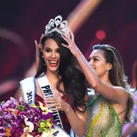 Catriona Gray menerima mahkota Miss Universe 2018. (Lillian SUWANRUMPHA / AFP)