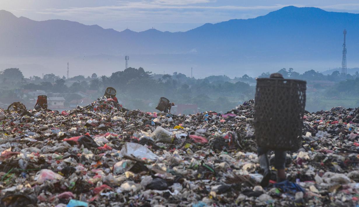 Warga yang berprofesi sebagai pemulung mengumpulkan sampah plastik dengan latar belakang Gunung Gede-Pangrango di Tempat Pembuangan Akhir Galuga, Bogor, Kamis (6/11/2025). Peneliti Badan Riset dan Inovasi Nasional (BRIN) Muhammad Reza Cordova baru-baru ini mengatakan bahwa kandungan mikroplastik sudah ditemukan di dalam air hujan di wilayah Jakarta. (merdeka.com/Arie Basuki)