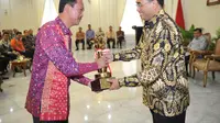 Menteri Perhubungan, Budi Karya Sumadi memberikan penghargaan Wahana Tata Nugraha kepada Walikota Palembang, Harnojoyo (Liputan6.com/Nefri Inge)