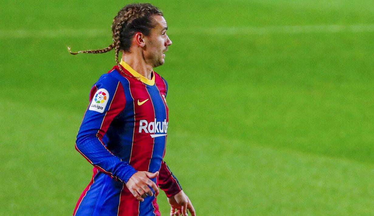 Tampak samping rambut Antoine Griezmann saat melawan Real Sociedad pada laga Liga Spanyol di Stadion Camp Nou, Kamis (17/12/2020). (AP/Joan Monfort)