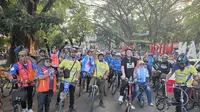 Komunitas Bike to Work dalam acara perkenalan Gabriel Mutombo bertajuk "Greet the France: Satu Perjalanan, Dua Misi" pada Senin (29/6/2026). (Bola.com/Muhammad Faqih)