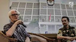 Rohaniwan Franz Magnis Suseno (kiri) saat menjadi narasumber diskusi di Media Center KPU RI, Jakarta, Rabu (6/3). Diskusi bertemakan 'tantangan mewujudkan pemilu damai'. (Liputan6.com/Faizal Fanani)