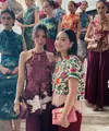 Tak hanya Heart, acara ini juga diramaikan oleh kehadiran para selebritas ternama Indonesia yang memancarkan pesona luar biasa. Seperti Nagita Slavina yang memancarkan nuansa elegan tetapi juga playful lewat padu padan floral blouse dengan aksen bulu di tepian, yang dipadukan dengan loose pants warna maroon, serta tas jinjing Vone World x Heart Evangelista. [Fimela/Hilda Irach].