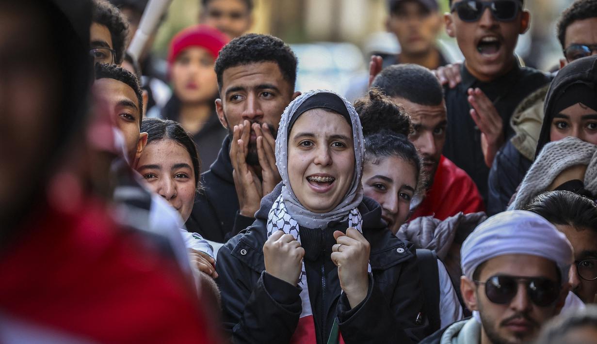 Kebanggaan serupa tentu juga dirasakan para suporter Timnas Maroko yang hanya dapat menyaksikan laga lewat tayangan televisi di ibu kota Maroko, Rabat yang menggelar acara nonton bareng. (AFP/Fadel Senna)