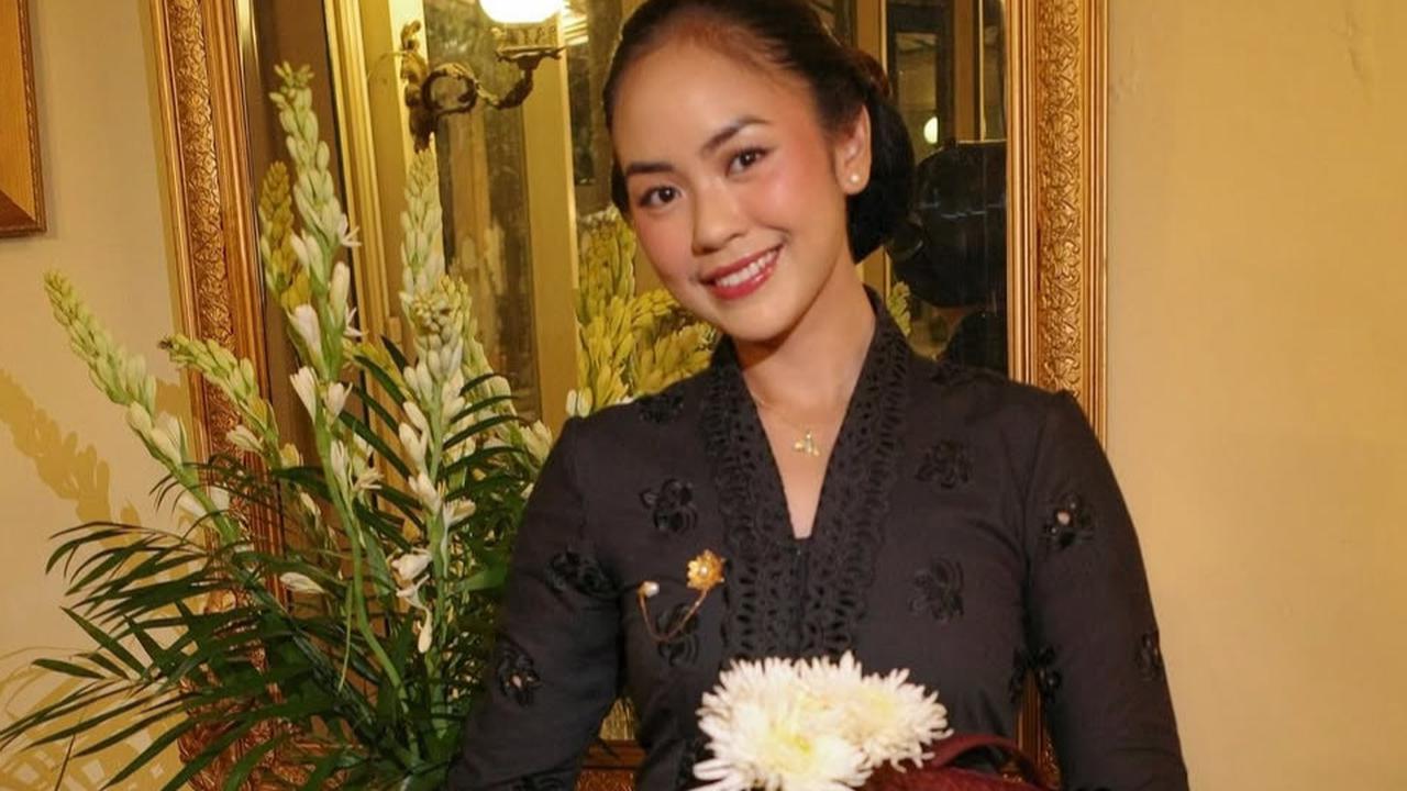 6 Potret Cantik Menawan Rania Yamin Cicit Pahlawan Moh Yamin Ikut Kirab Malam 1 Suro Mangkunegaran Solo, Pakai Kebaya Hitam Bersanggul