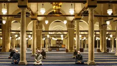Umat Muslim doa setelah salat tarawih dengan menerapkan jaga jarak selama bulan Ramadan di Masjid al-Azhar, Kairo, Minggu (17/5/2020). Bagi umat Islam di seluruh dunia menjalankan ibadah puasa tahun ini di tengah pembatasan akibat corona Covid-19 adalah yang pertama kalinya. (Samer ABDALLAH/AFP)