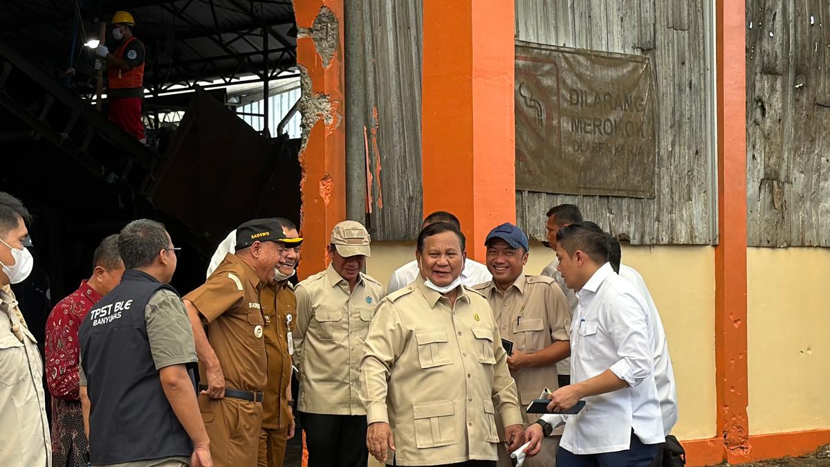 Gaya Prabowo Cek Langsung Tempat Pengelolaan Sampah Terpadu di Banyumas, Masker Tak Tutupi Hidung