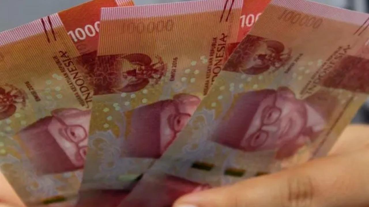 "Cara lain dengan debt cancellation yang bisa didorong ke negara maju-G7 sehingga pemerintah memiliki ruang fiskal yang lebih luas untuk melakukan transisi energi secara cepat," imbuhnya.