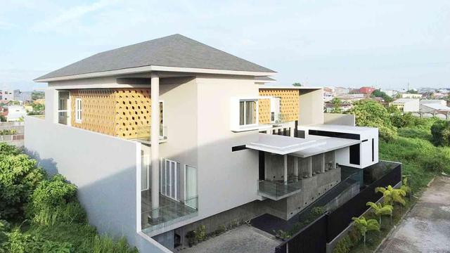 Arsitektur Rumah Modern Keren dengan Lantai Kaca dan Kolam Renang Semi Indoor