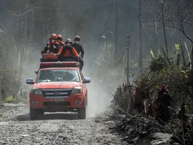 Petugas penyelamat melakukan operasi pencarian pascaerupsi Gunung Semeru di Desa Curah Kobokan, Lumajang, Jawa Timur, 10 Desember 2021. Genap satu minggu tim SAR melakukan pencarian korban erupsi Gunung Semeru , operasi pencarian korban pun diperpanjang tiga hari lagi. (Juni Kriswanto/AFP)