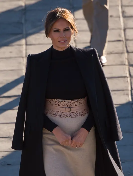 Ibu Negara AS, Melania Trump mengunjungi Tembok Besar China di Beijing, 10 November 2017. Penampilan Melania yang tampak sederhana itu ternyata bernilai belasan juta rupiah. (AFP PHOTO / Nicolas ASFOURI)
