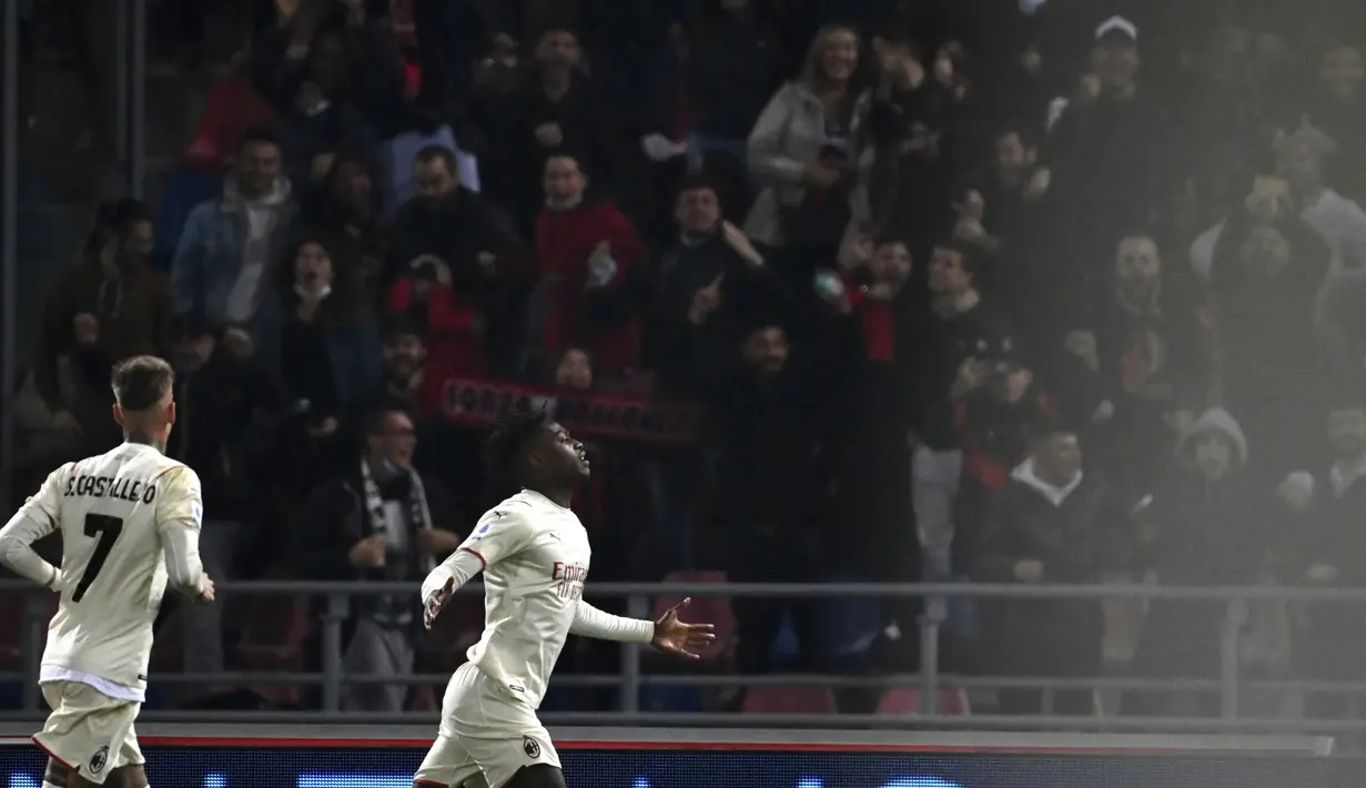 Penyerang AC Milan, Rafael Leao berselebrasi usai mencetak gol ke gawang Bologna pada pertandingan Liga Serie A Italia di stadion Renato Dall'Ara, Italia, Minggu (24/10/2021). Kemenangan ini untuk sementara mengantarkan Milan ke puncak klasemen dengan 25 poin. (Massimo Paolone/LaPresse via AP)