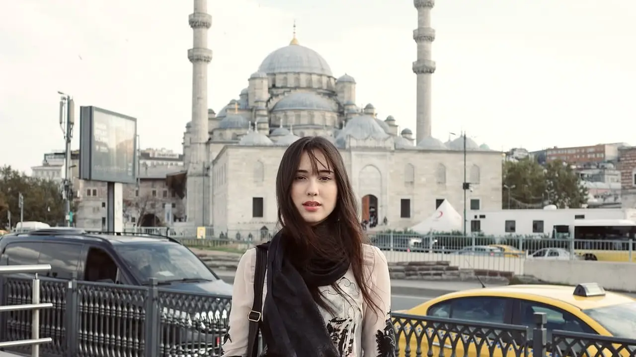 Gaya Liburan Yasmin Napper di Turki, Kasual Elegan dengan Sentuhan Chic dengan Sweater
