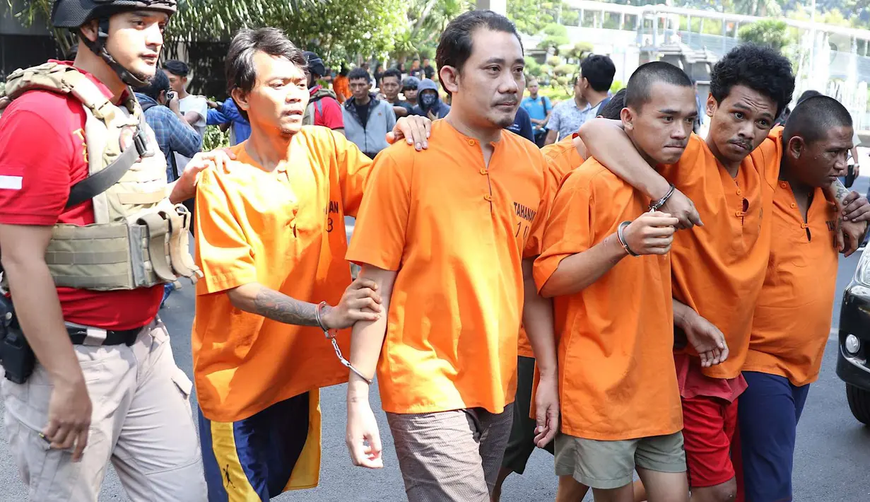 Petugas kepolisian menggiring tersangka yang ditangkap dalam Operasi Cipta Kondisi di Mapolda Metro Jaya, Jakarta, Jumat (6/7). Polisi menciduk 387 orang karena diduga terkait kasus pencurian dengan kekerasan. (Liputan6.com/Immanuel Antonius)