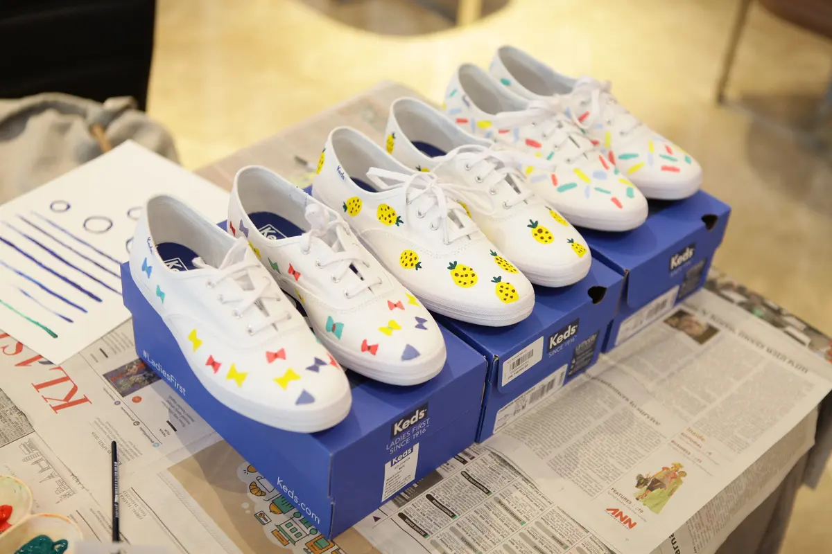 Belajar Menggambar dan Melukis di Sepatu Keds Champion White