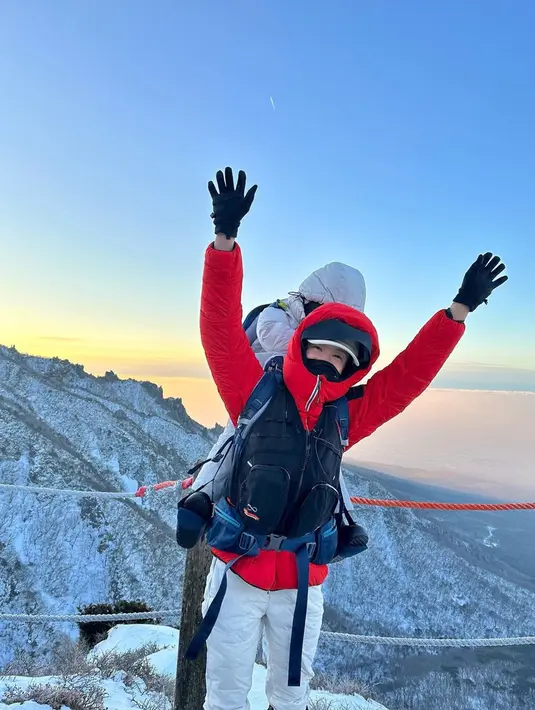 Dia melanjutkan, "Aku merasa seperti tinggi badanku menyusut setidaknya satu sentimeter karena kamu hampir 20kg dan wajahku menjadi kecokelatan. Tapi aku sangat bersyukur karena bisa kesini bersama kamu. Mendaki denganmu di punggungku tidak akan terjadi seumur hidupku hahaha. Tapi aku sangat senang bisa menghabiskan hari pertama tahun baru dengan Jeong Yoon." ungkap Lee Si Young. (Liputan6.com/IG/@leesiyoung38)