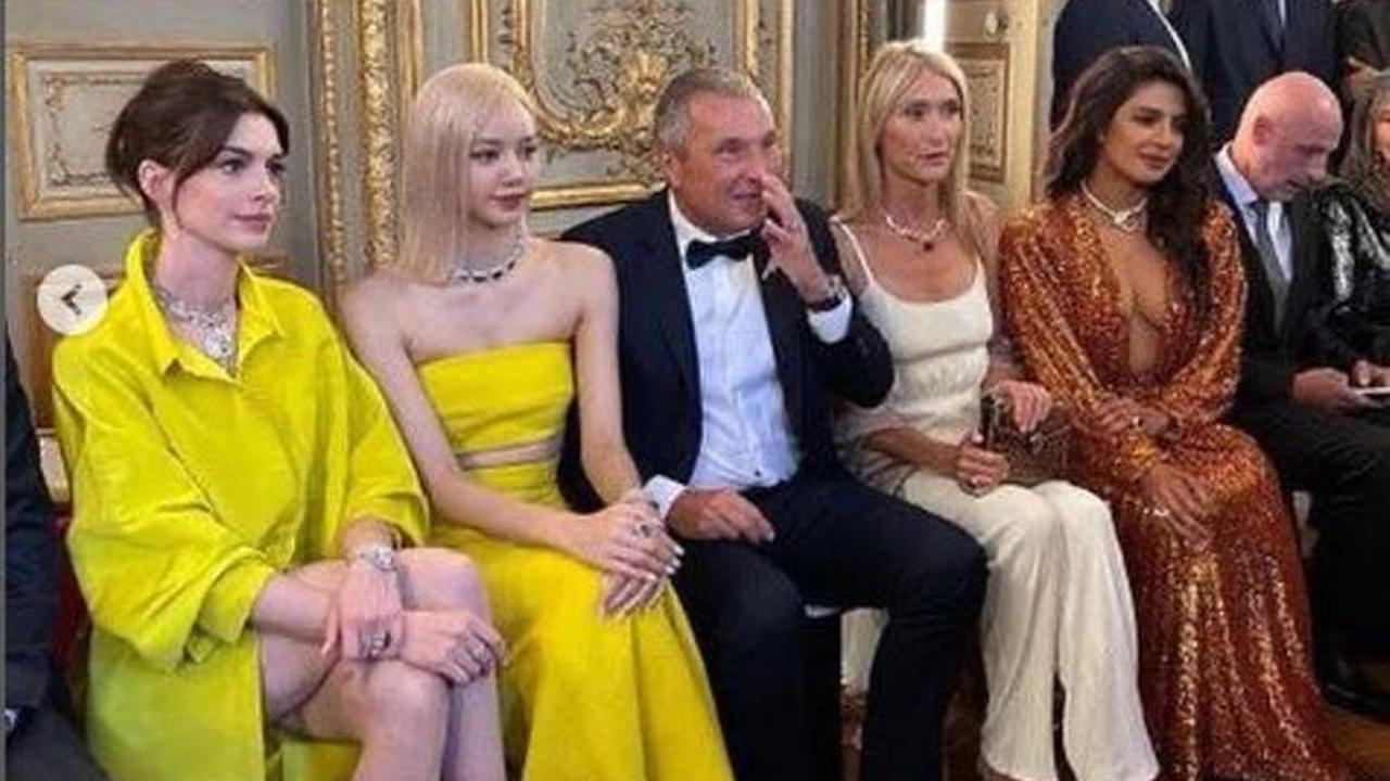 Adu Gaya Anne Hathaway dan Lisa BLACKPINK dalam Busana Serba Kuning