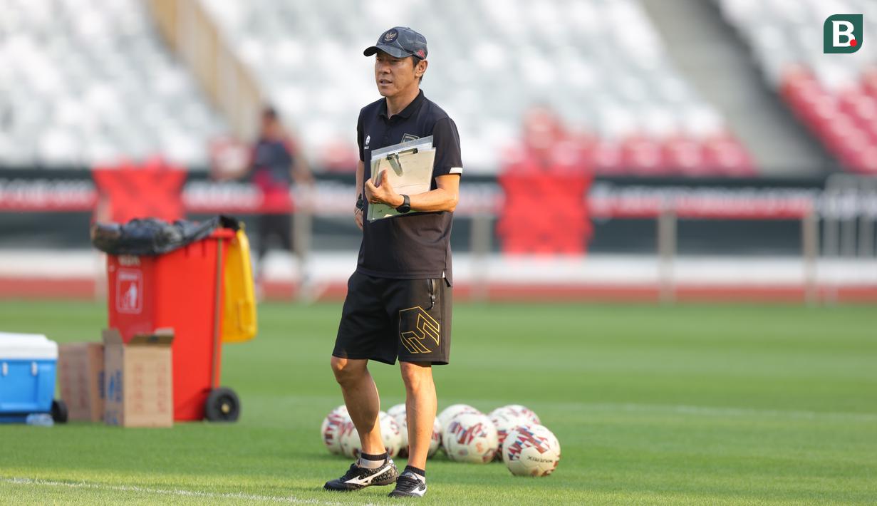 Pelatih Timnas Indonesia, Shin Tae-yong, sedang memberikan instruksi saat latihan Timnas Indonesia jelang menghadapi Kamboja pada Piala AFF 2022 di Stadion Gelora Bung Karno, Selasa (20/12/2022). (Bola.com/Abdul Aziz)