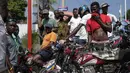 Orang-orang berkerumun di luar pompa bensin selama kekurangan bahan bakar nasional di Port-au-Prince, Haiti, Minggu (31/10/2021). SPBU mengalami kekeringan akibat geng-geng memblokir pintu masuk ke pelabuhan yang menyimpan bahan bakar. (AP Photo/Matias Delacroix)