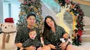 Pammy Bowie baru saja melahirkan anak ke-2nya, ia pun langsung merayakan Natal bersama. Tampak ia kompak dengan suami dan dua anaknya mengenakan piyama hijau bermotif. [@pammybowie]