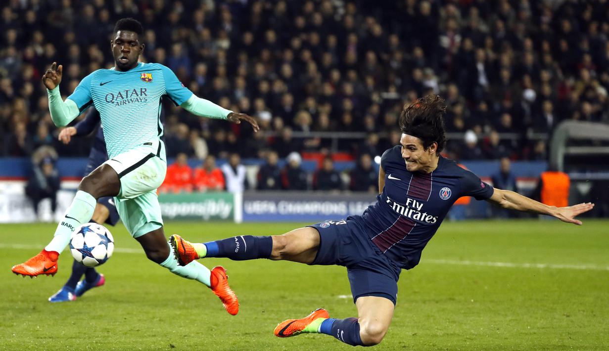 Aksi Edinson Cavani (kanan) saat melawan Barcelona pada laga 16 besar Liga Champions di Parc des Princes stadium, Paris, (14/2/2017). Cavani mencetak satu gol untuk kemenangan PSG. (EPA/Etienne Laurent)