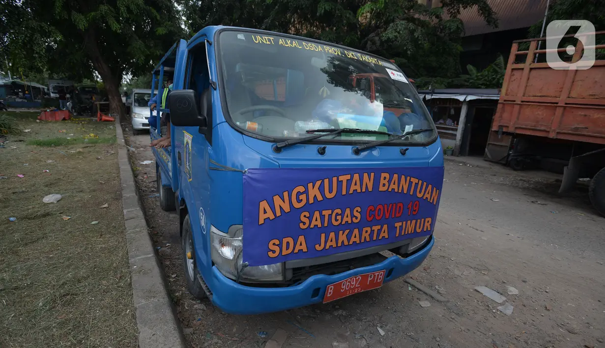 Kendaraan antre menunggu untuk melakukan pengisian oksigen (O2) di Kawasan Pulogadung, Jakarta, Kamis (8/7/2021). Gubernur DKI Anies Baswedan membeberkan pemerintah bakal mengalokasikan 100 persen produksi oksigen untuk penanganan medis pasien positif Covid-19. (merdeka.com/Imam Buhori)