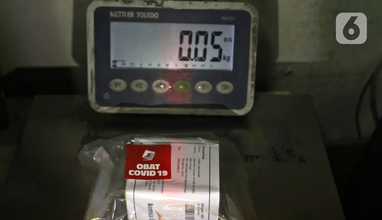 Paket obat COVID-19 ditimbang di salah satu gerai ekspedisi SiCepat di Jalan K.S Tubun, Petamburan, Jakarta, Sabtu (17/7/2021). Paket obat COVID-19 gratis dari pemerintah pusat untuk pasien isolasi mandiri berupa multivitamin, Azithtromycin, dan Oseltamivir. (Liputan6.com/Herman Zakharia)