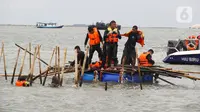 Pagar bambu yang telah copot dikumpulkan lalu langsung dinaikkan ke atas kapal dan dibawa ke dermaga. (Magang/Liputan6.com/Muhammad Rizal)
