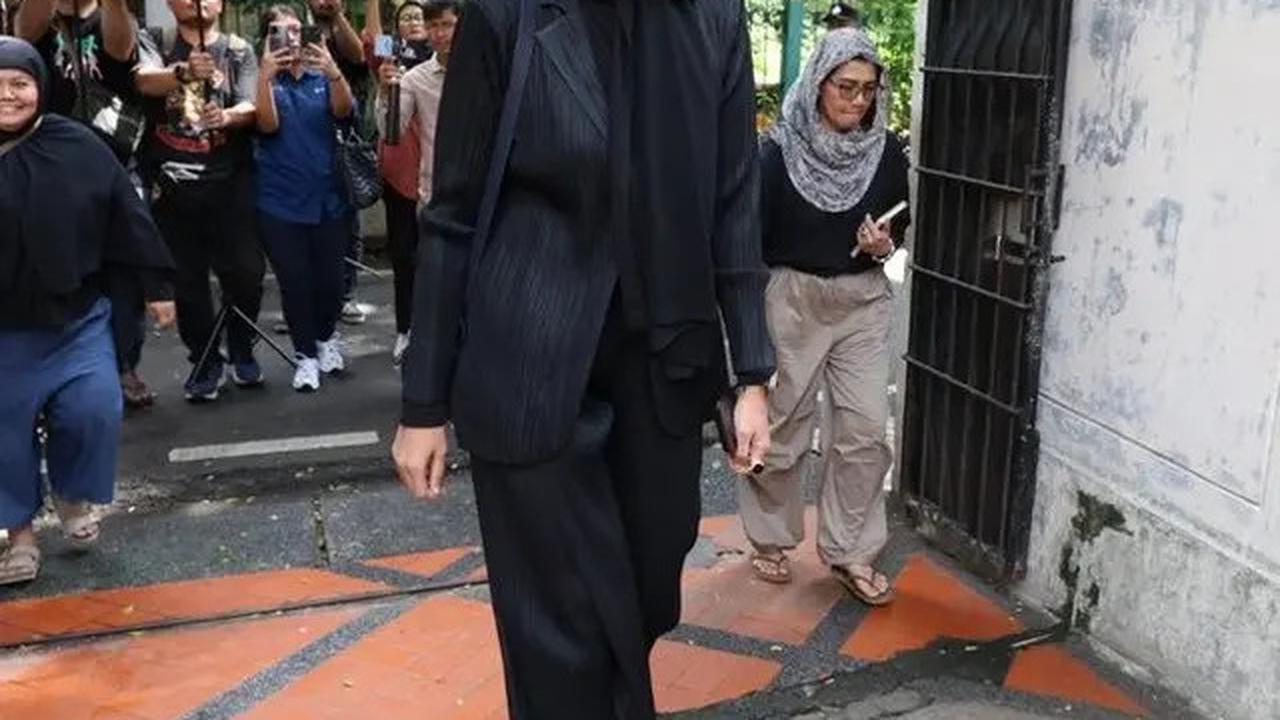 7 Potret Paula Verhoeven Melayat Ayah Baim Wong, Lepas Kepergian Mertua