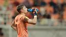 Kiper Timnas Prancis U-17, Paul Argney, meminum air dari botol saat adu penalti melawan Senegal U-17 pada babak 16 besar Piala Dunia U-17 2023 di Jakarta International Stadium (JIS), Rabu (22/11/2023). Prancis menjadi satu-satunya kontestan yang belum kebobolan sejak fase grup berkat aksi heroik sang kiper, Paul Argney. (Bola.com/M Iqbal Ichsan)