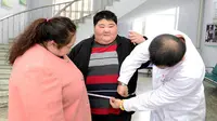 Lin Yue yang bekerja sebagai pegawai swasta memiliki tinggi 163 cm dan pinggang berukuran sekitar 160 cm. Sedangkan sang istri, adalah seorang perawat yang memiliki tinggi sekitar 160 cm dan ukuran pinggang 170 cm. (dailymail.co.uk)