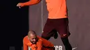 Bek Barcelona, Aleix Vidal dan Andre Gomes saat mengikuti latihan latihan di Joan Gamper Sports Center di Sant Joan Despi, Spanyol (13/3). Barcelona akan melawan Chelsea pada leg kedua babak 16 besar Liga Champions. (AFP Photo/Lluis Gene)