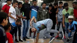 Seorang penari Palestina Ahmed al-Ghariz melatih anak-anak untuk menari di kamp pengungsi Al-Nusairat, Jalur Gaza tengah (5/11/2019). Pelatihan menari ini diikuti sekitar 60 peserta mulai dari usia 6 hingga 20 tahun. (AP Photo/Hatem Moussa)