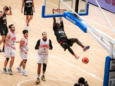 Pemain Indonesia Patriots, Dame Diagne melakukan slam dunk pada laga Indonesia International Basketball Invitational melawan Timnas Basket Indonesia di Indonesia Arena, Senayan, Jakarta, Rabu (02/08/2023). (Bola.com/Bagaskara Lazuardi)