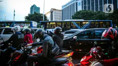 Suasana trotoar di Kawasan Sudirman, Jakarta, Senin (8/6/2020). Aktivitas perkantoran di Ibu Kota kembali beroperasi pada Senin (8/6) seiring penerapan Pembatasan Sosial Berskala Besar (PSBB) transisi. (Liputan6.com/Faizal Fanani)