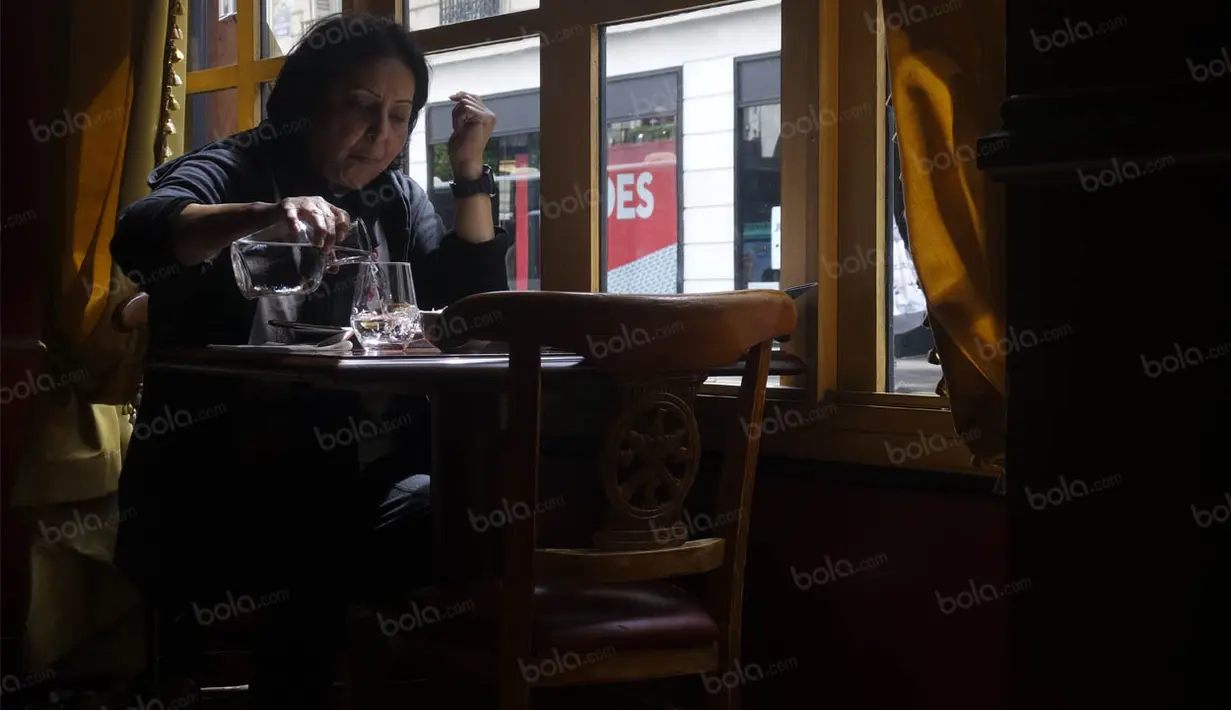 Seorang pengunjung menikmati sajian di Restoran Le Procope, Paris, Prancis, Jumat (1/4/2016). Le Procope merupakan salah satu restoran tertua di Kota Paris. (Bola.com/Vitalis Yogi Trisna)