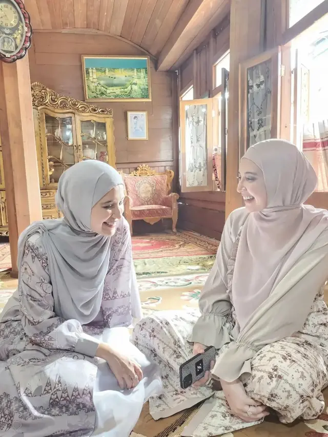 7 Potret Zaskia dan Shireen Sungkar Pulang Kampung ke Solok, Bertemu Gubernur (