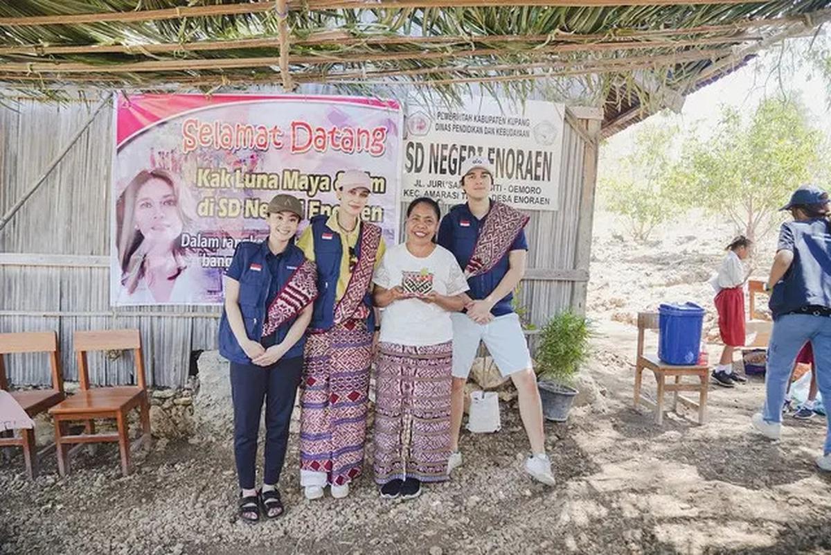 7 Potret Luna Maya dan Maxime Bouttier di Kupang, Beri Bantuan Gedung Sekolah