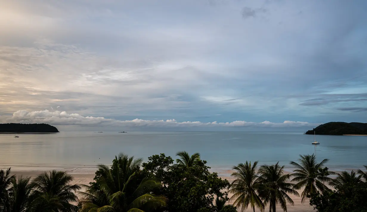 Pemandangan wisata Pantai Cenang di pulau liburan Langkawi, yang baru-baru ini ditutup untuk sebagian besar pengunjung luar karena penguncian parsial yang ditetapkan  pihak berwenang untuk mengekang penyebaran Covid-19. di negara bagian Kedah, Malaysia utara (18/11/2020). (AFP/Mohd Rasfan)