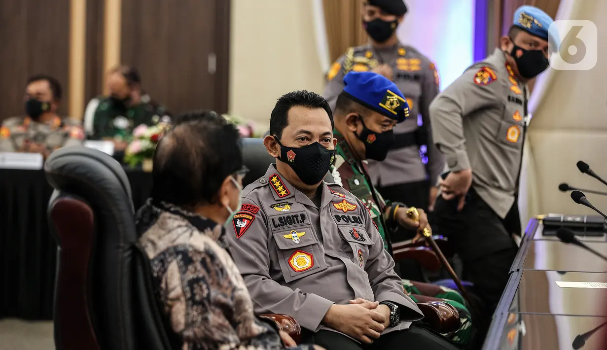 Kapolri Jenderal Pol Listyo Sigit Prabowo berbincang dengan Menteri Agraria dan Tata Ruang/Kepala Badan Pertanahan Nasional Sofyan Djalil saat peluncuran aplikasi Propam Presisi di Mabes Polri, Jakarta, Selasa (13/4/2021). (Liputan6.com/Johan Tallo)