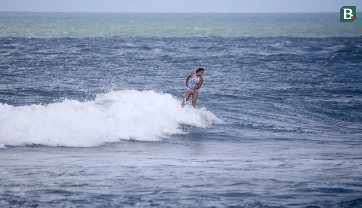 Atlet Surfing Timnas Indonesia, Kya Jo Heuer, beraksi saat sesi latihan jelang Asian Games 2026 Aichi-Nagoya di Pantai Berawa, Kuta Utara, Bali, Selasa (15/9/2026). Latihan tersebut menjadi bagian dari persiapan Kya sebelum tampil membela Indonesia di Asian Games 2026. (Bola.com/Alit Binawan)