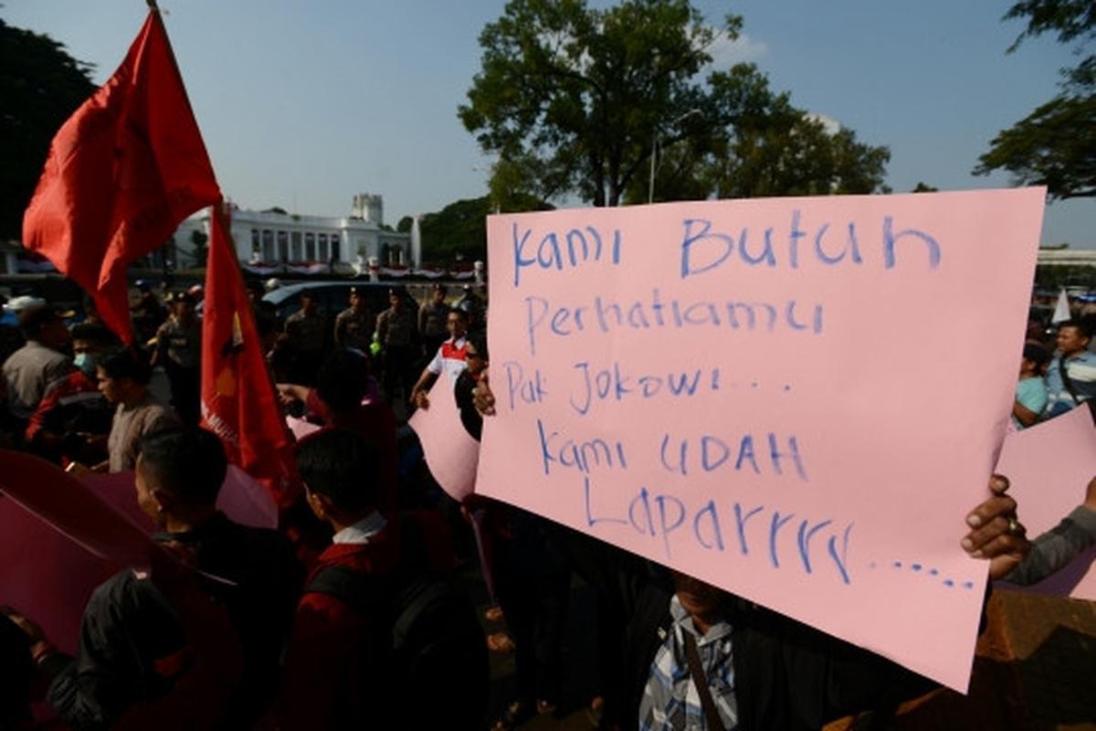 Puluhan demonstran dari Aliansi Tarik Mandat geruduk Istana Negara